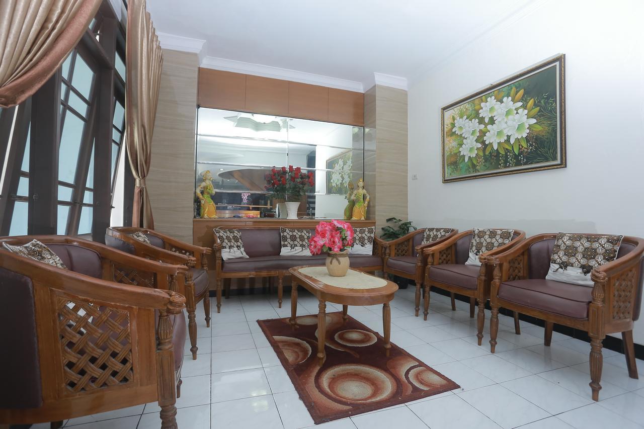Hotel Kristina Malioboro Джокякарта Екстериор снимка